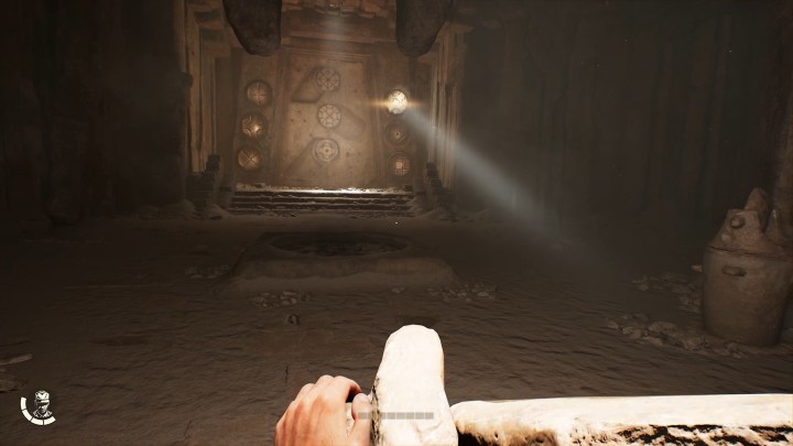 Indie zeigt in „Indiana Jones and the Great Circle“ ein Licht auf eine Tür.
