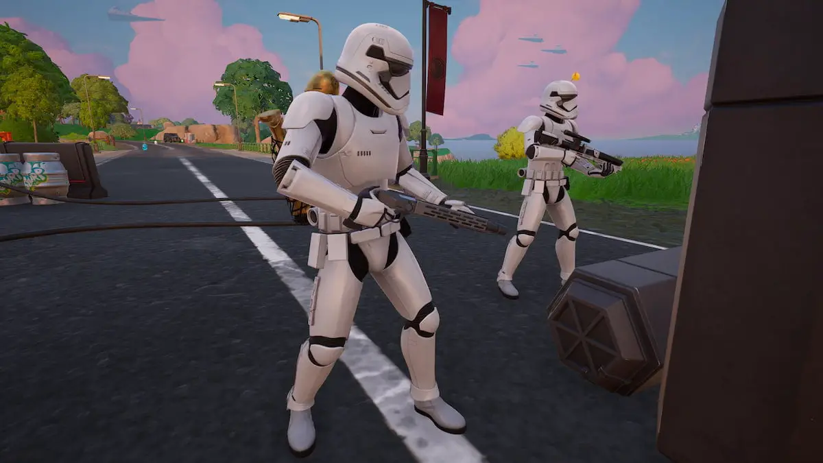 Déguisé en Stormtrooper debout près d'un autre soldat à Fortnite